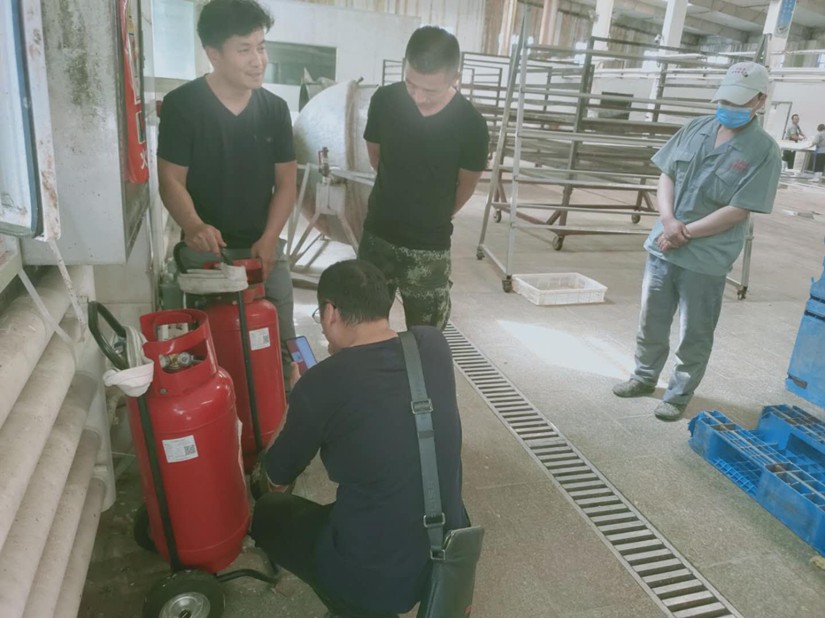 图为：消防验收小组检查灭火器_副本.jpg