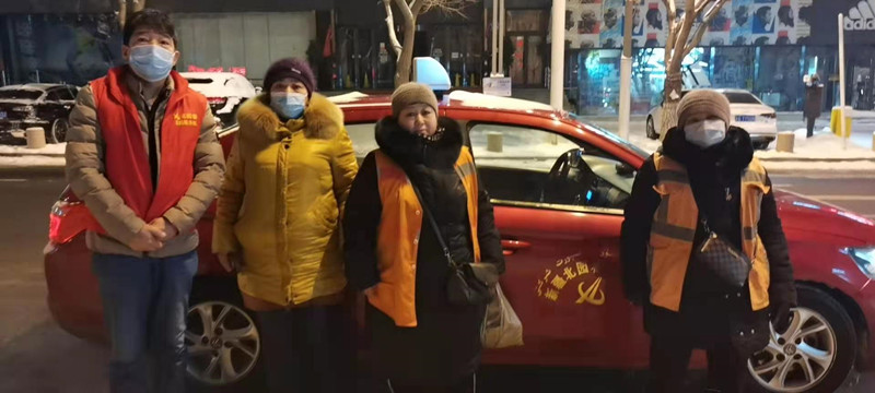 图为：北园春运输公司驾驶员与环卫工人合照_副本.jpg